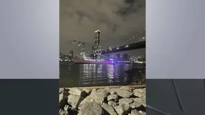 Mexican navy ship Cuauhtémoc hits the Brooklyn Bridge during training exercise