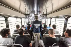 PODCAST: ¿Por qué se está transfiriendo con más frecuencia a inmigrantes entre centros de detención que antes?